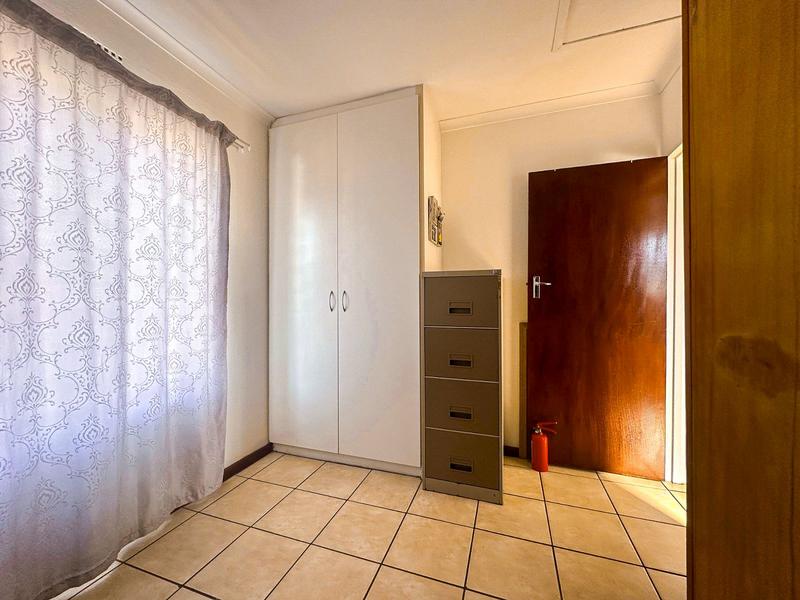 2 Bedroom Property for Sale in Oakglen Western Cape